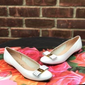 Vintage SALVATORE FERRAGAMO Niccola White Leather Flats bow buckle Size 6.5 AA